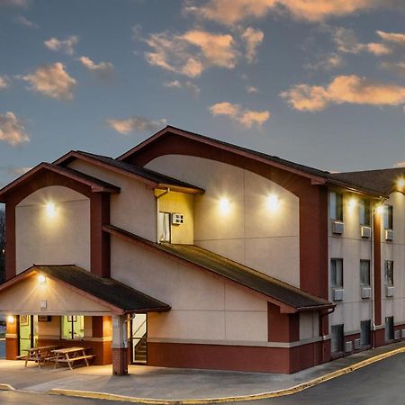 Super 8 By Wyndham Waynesburg Hotel Buitenkant foto